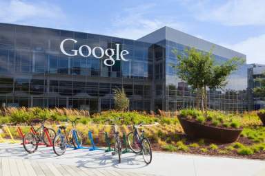Le "Google Campus" avec les nombreux services qu'il propose aux employés de la firme ressemble par certains côtés aux villes-usines du 19ème siècle dotées par les patrons paternalistes d'écoles, d’hôpitaux, de jardins, etc.